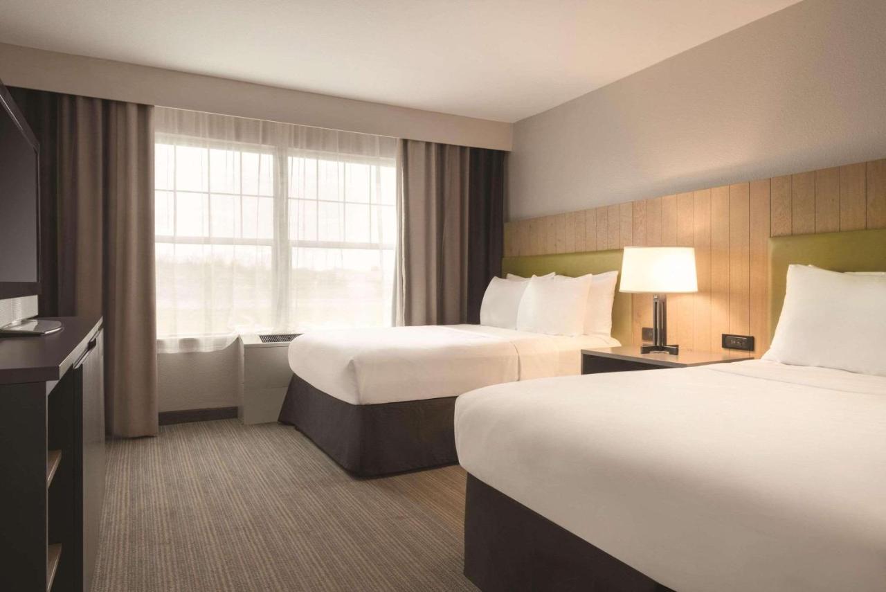 | Country Inn & Suites by Radisson, Germantown, WI