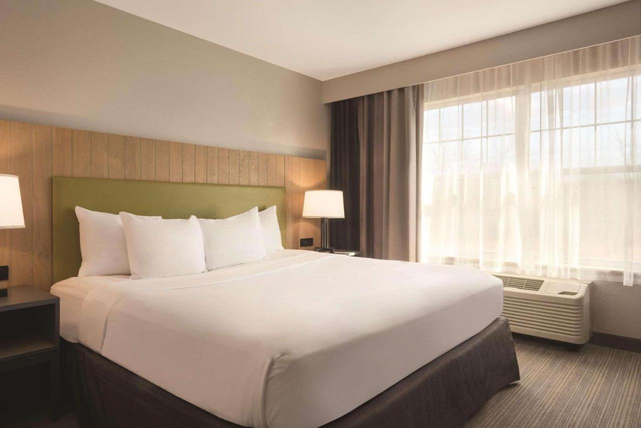 | Country Inn & Suites by Radisson, Germantown, WI