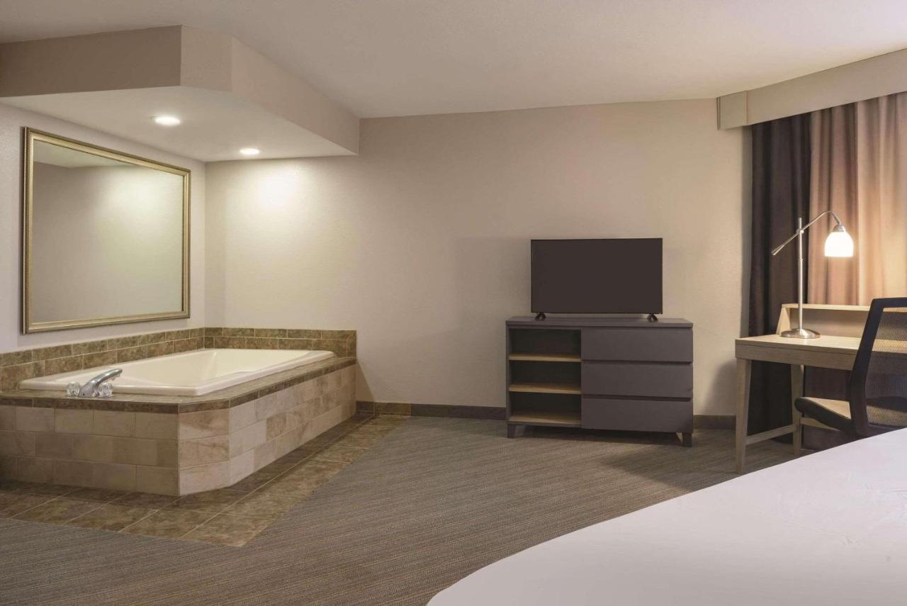 | Country Inn & Suites by Radisson, Germantown, WI