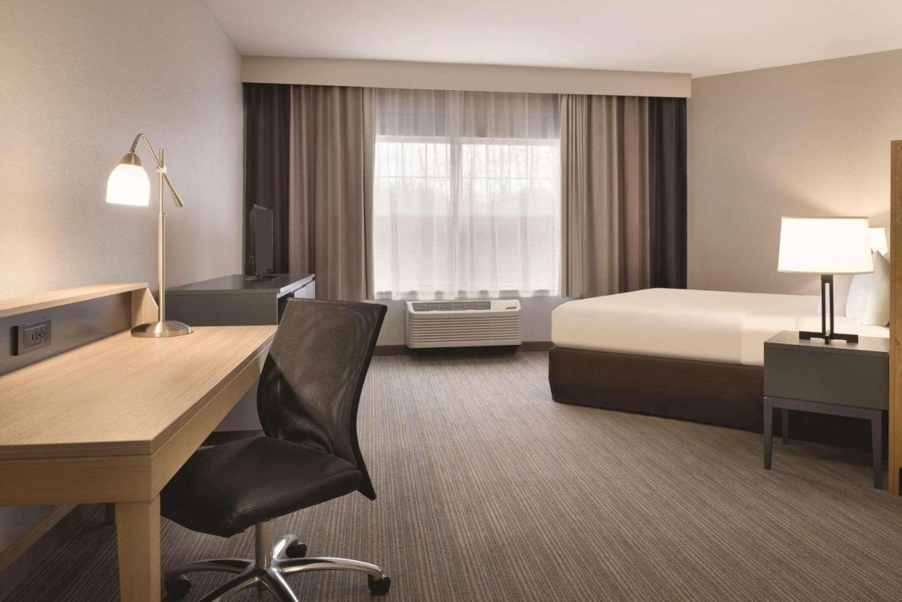 | Country Inn & Suites by Radisson, Germantown, WI