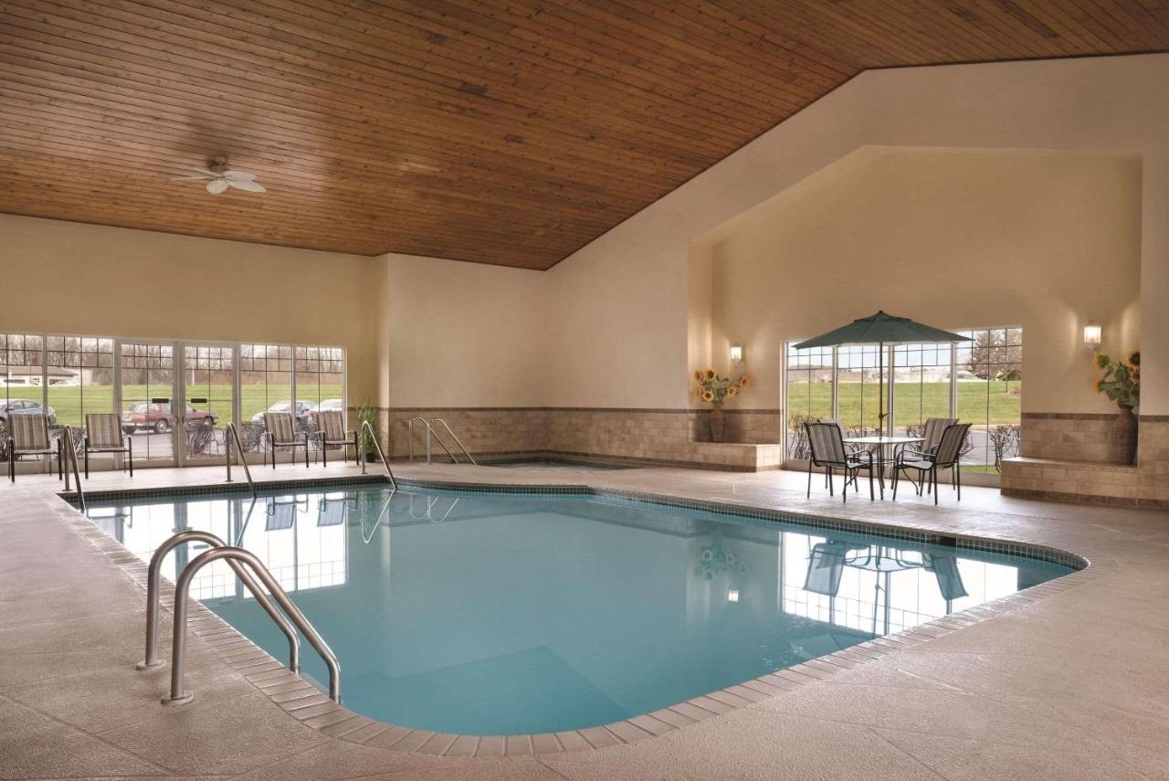 | Country Inn & Suites by Radisson, Germantown, WI