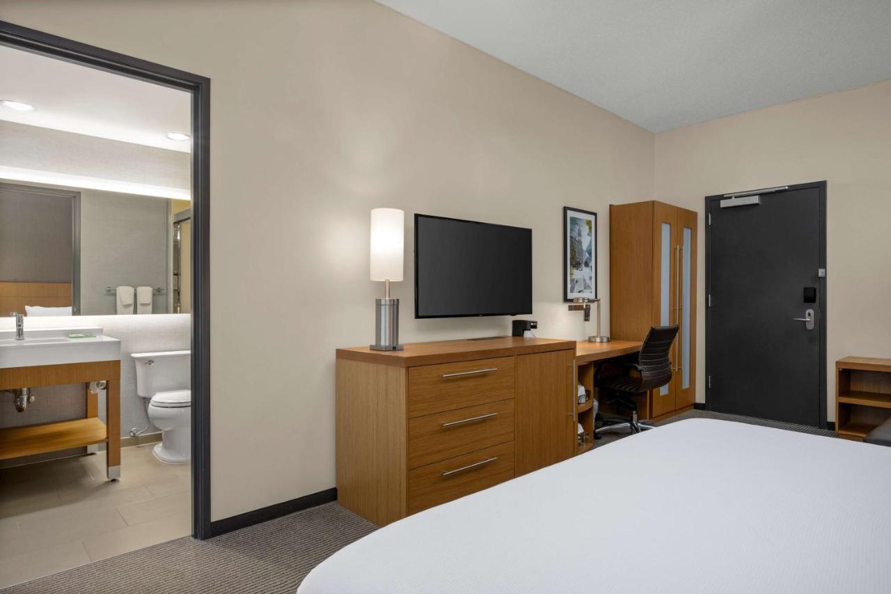 Deluxe King Room at Hyatt Place Iowa City Downtown
