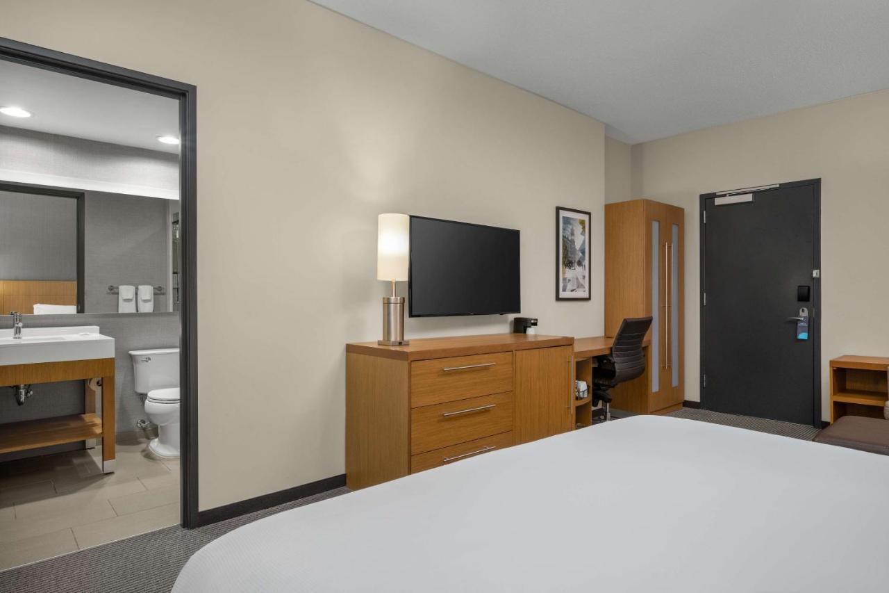 Deluxe King Room at Hyatt Place Iowa City Downtown