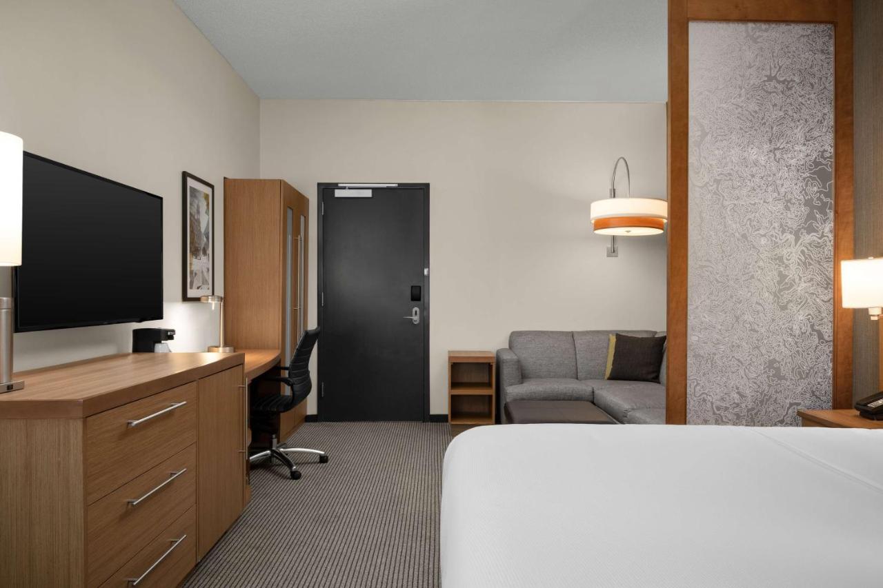 Deluxe King Room at Hyatt Place Iowa City Downtown