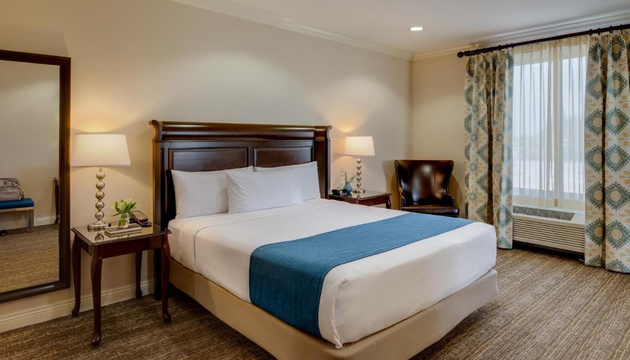 Corner Studio Suite at Ayres Hotel Fountain Valley - Huntington Beach