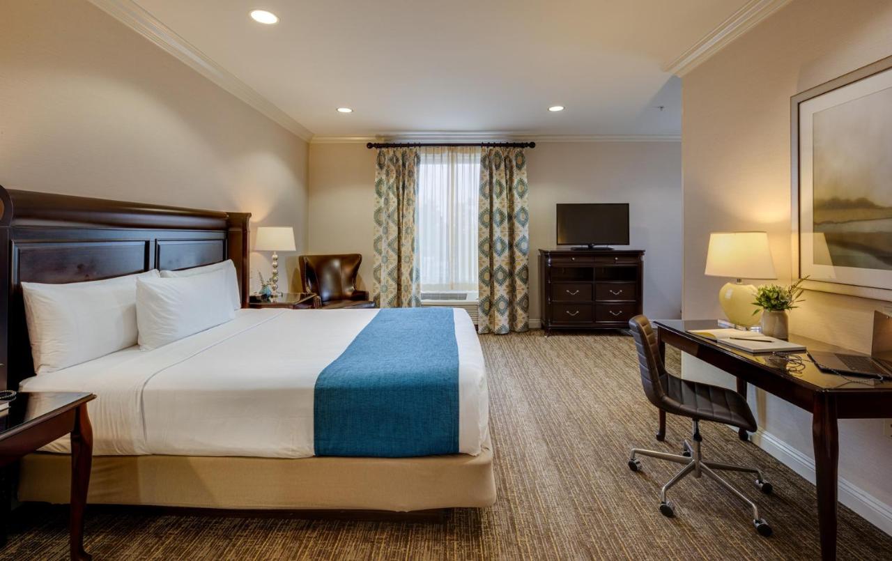 Corner Studio Suite at Ayres Hotel Fountain Valley - Huntington Beach