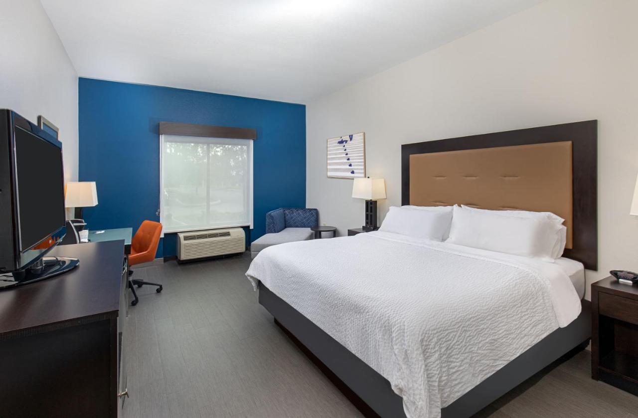Standard King Room at Holiday Inn Express Cleveland Northwest by IHG