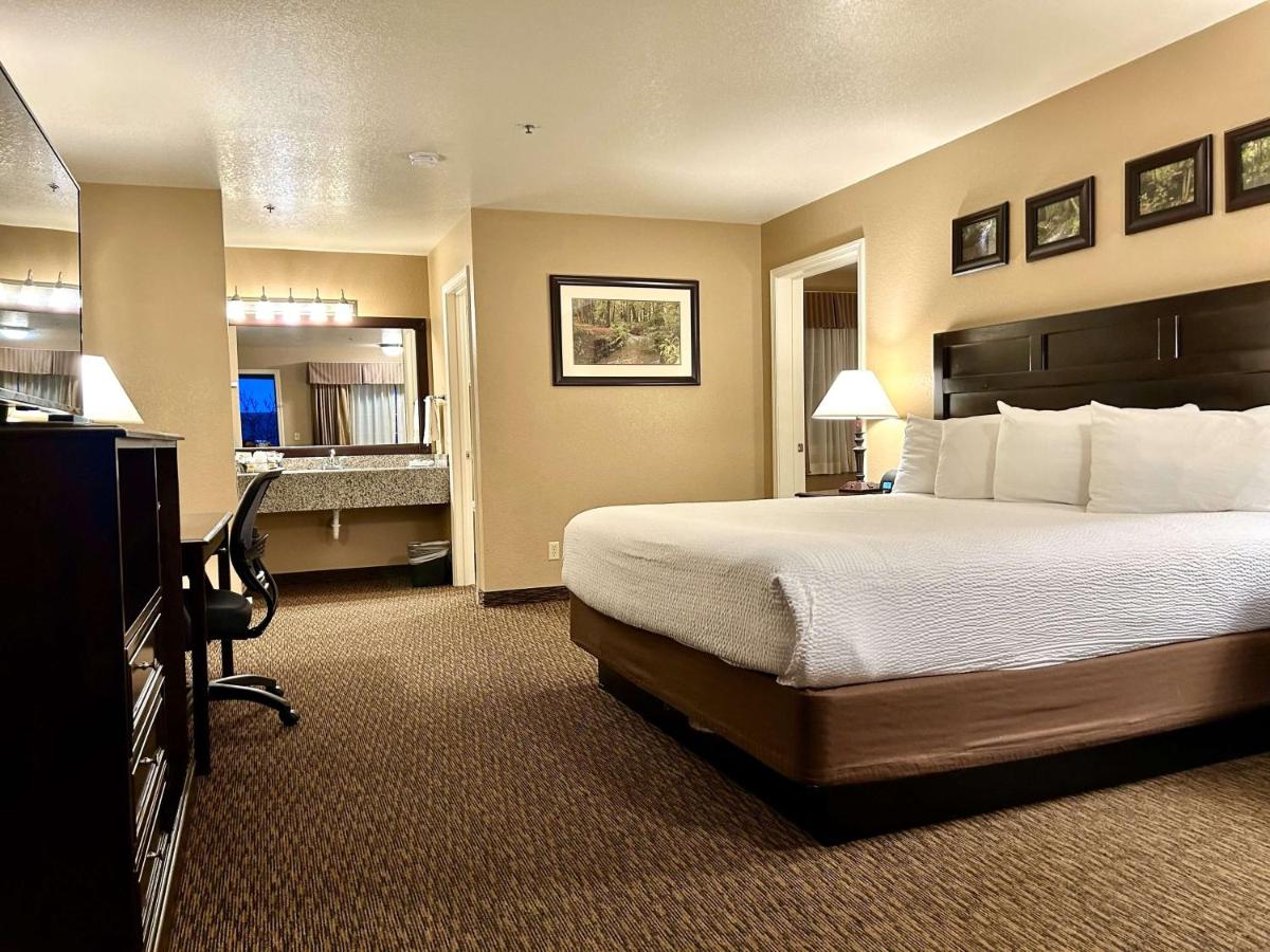 Suite with One King and One Queen Bed at Best Western Country Inn
