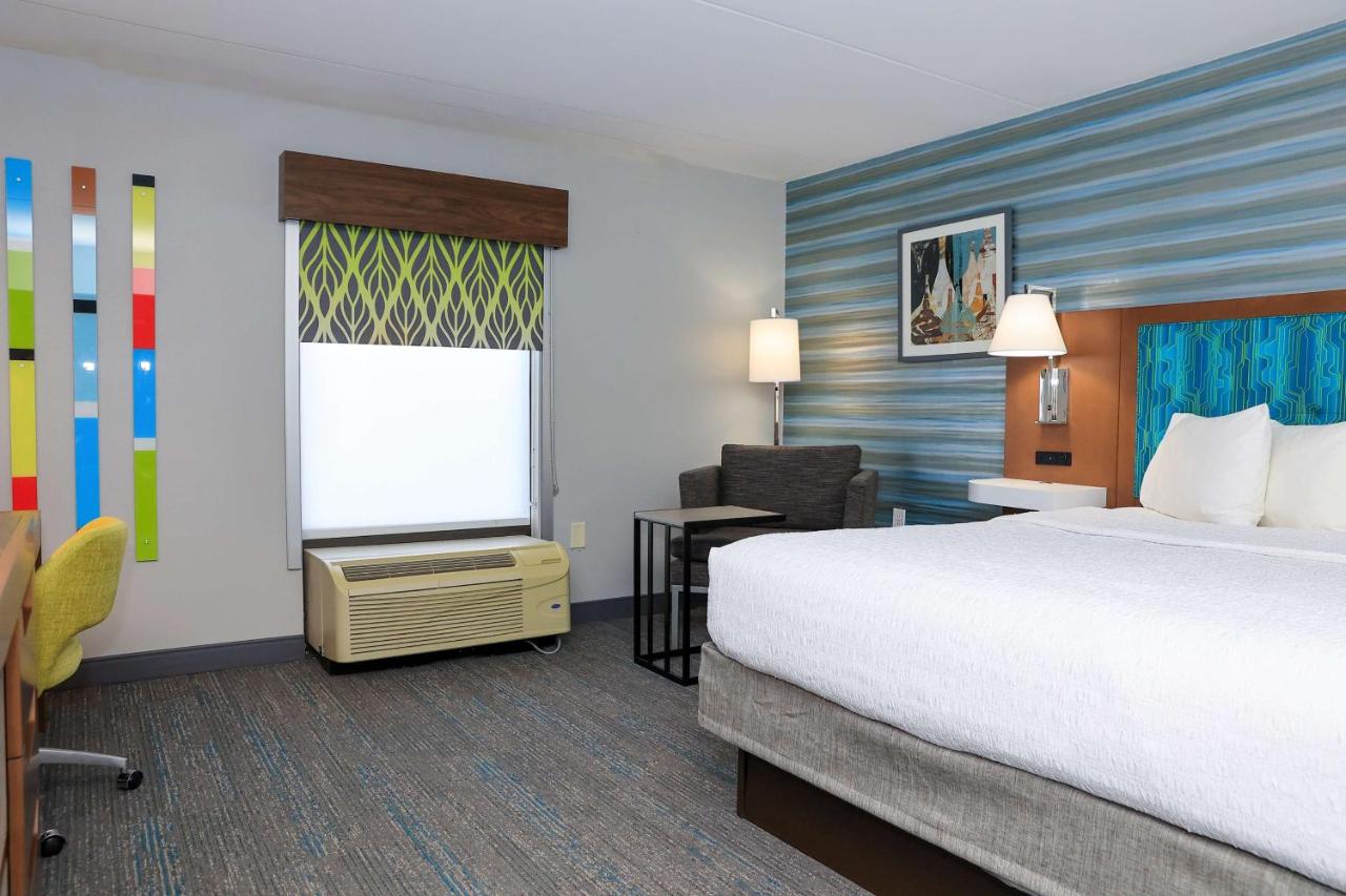 King Room with Microwave and Refrigerator - Non-Smoking at Hampton Inn Atlanta-Canton