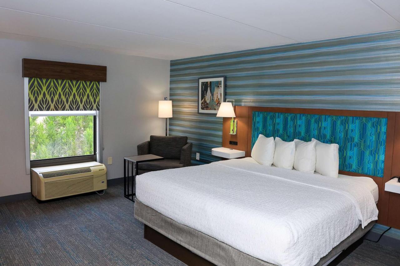 King Room with Microwave and Refrigerator - Non-Smoking at Hampton Inn Atlanta-Canton