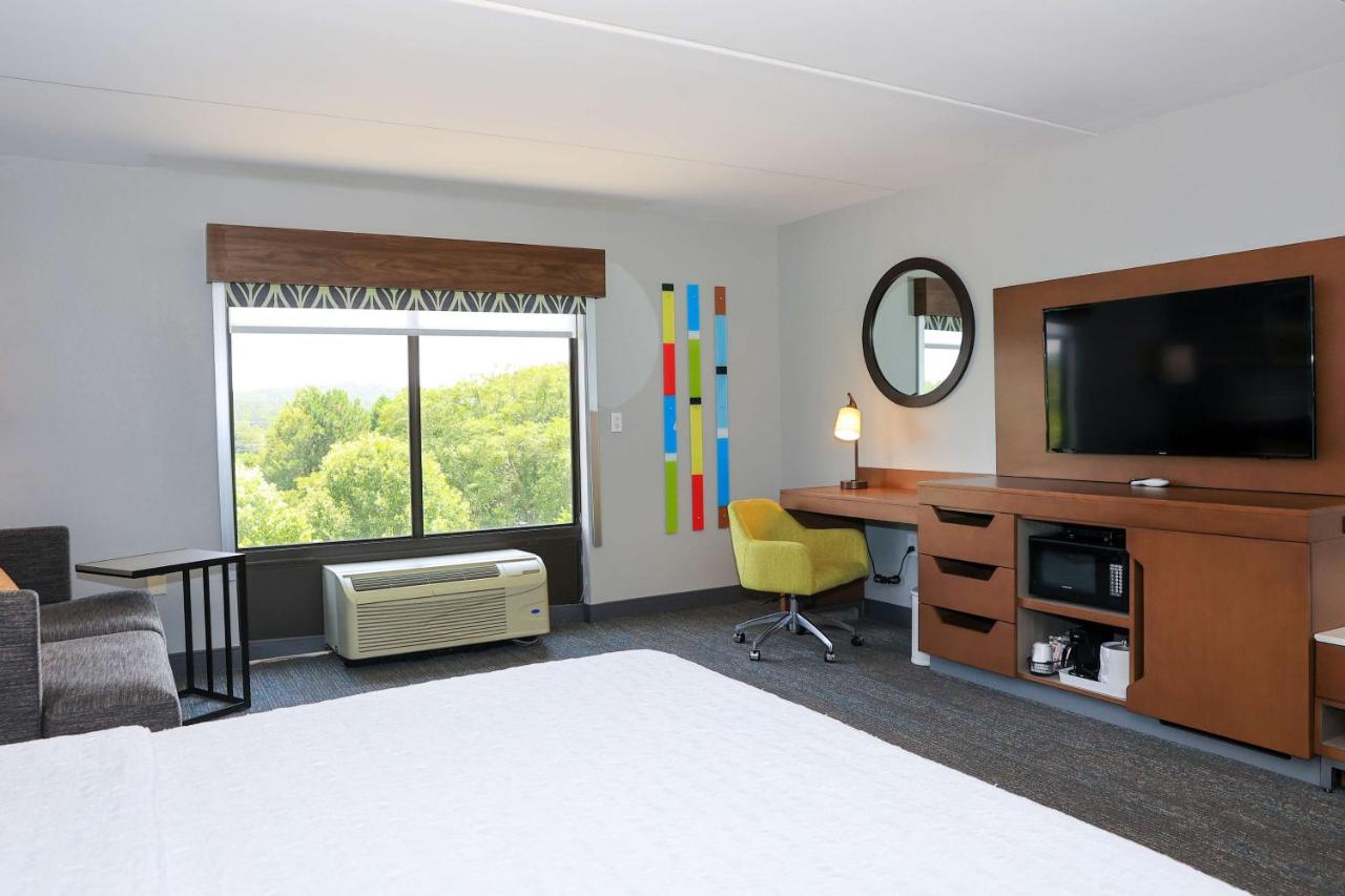 King Room with Bath Tub - Disability/Hearing Access at Hampton Inn Atlanta-Canton