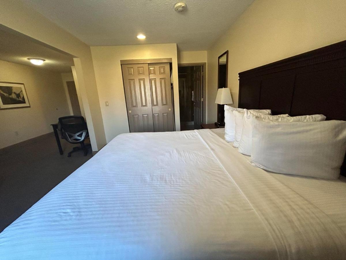 | Ashley Quarters Hotel