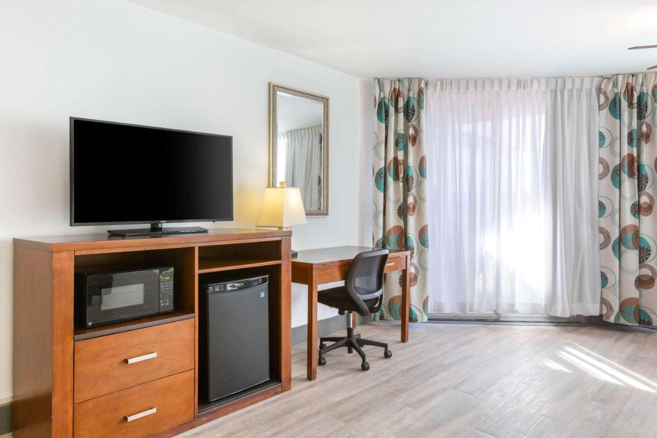 King Room - Club Level - Non smoking at Best Western Plus El Paso Airport Hotel & Conference Center