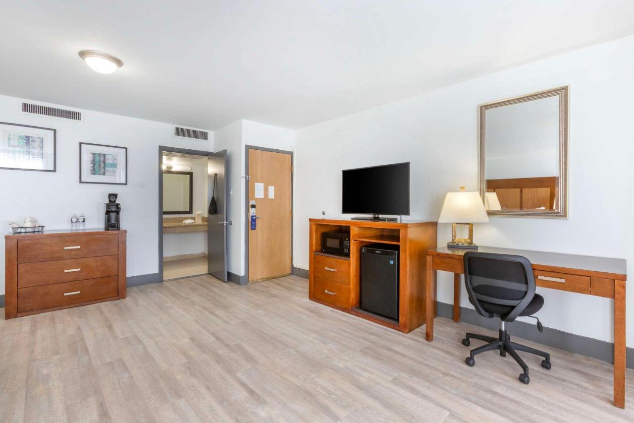 King Room - Club Level - Non smoking at Best Western Plus El Paso Airport Hotel & Conference Center