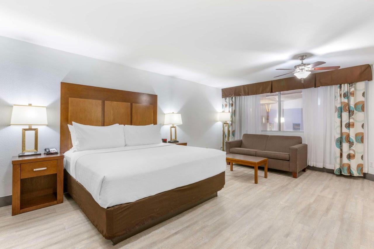Deluxe King Room - Club Level - Non smoking at Best Western Plus El Paso Airport Hotel & Conference Center