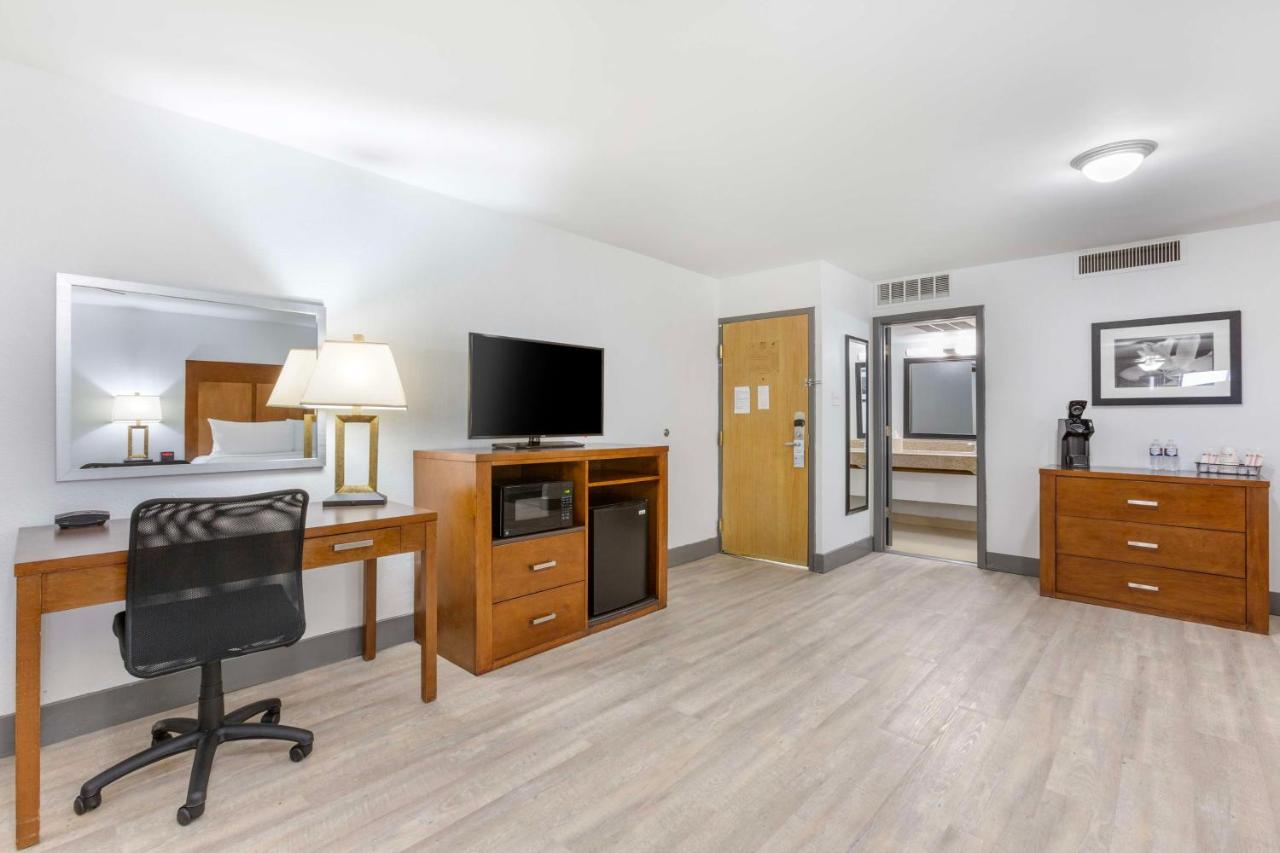 Deluxe King Room - Club Level - Non smoking at Best Western Plus El Paso Airport Hotel & Conference Center