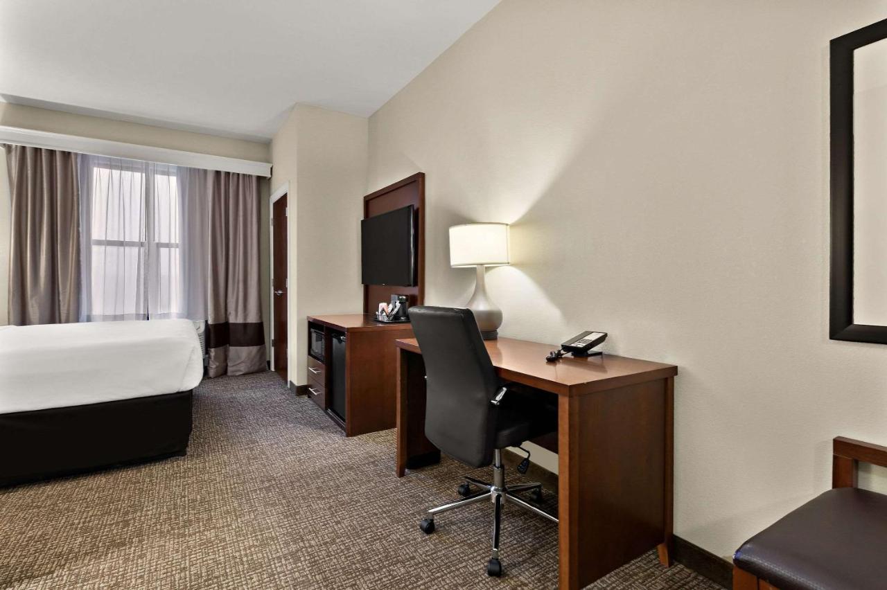King Suite at Comfort Suites Nashville near Percy Priest Lake