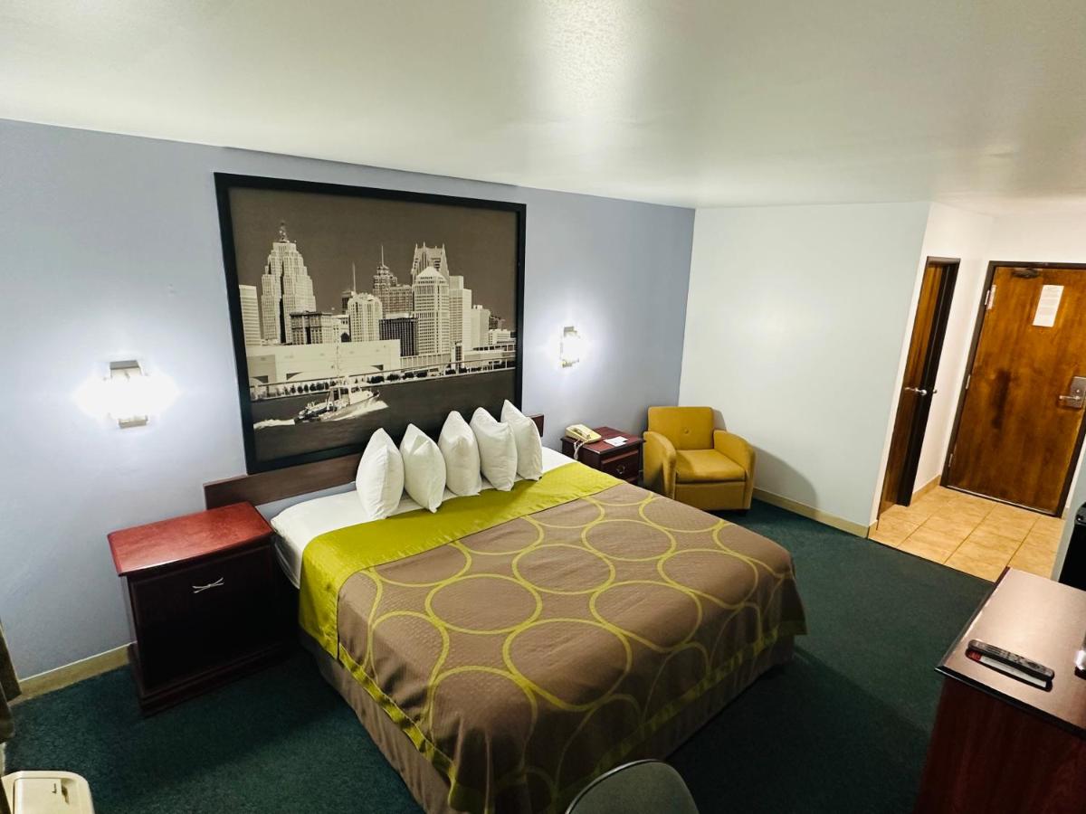 Queen Room - Disability Access/Non-Smoking at Super 8 by Wyndham Imlay City
