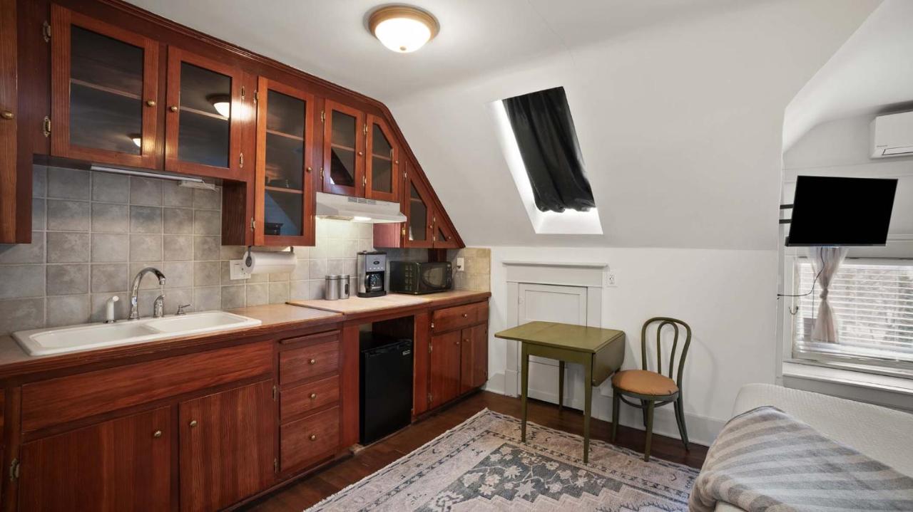  | Greenbriar Inn