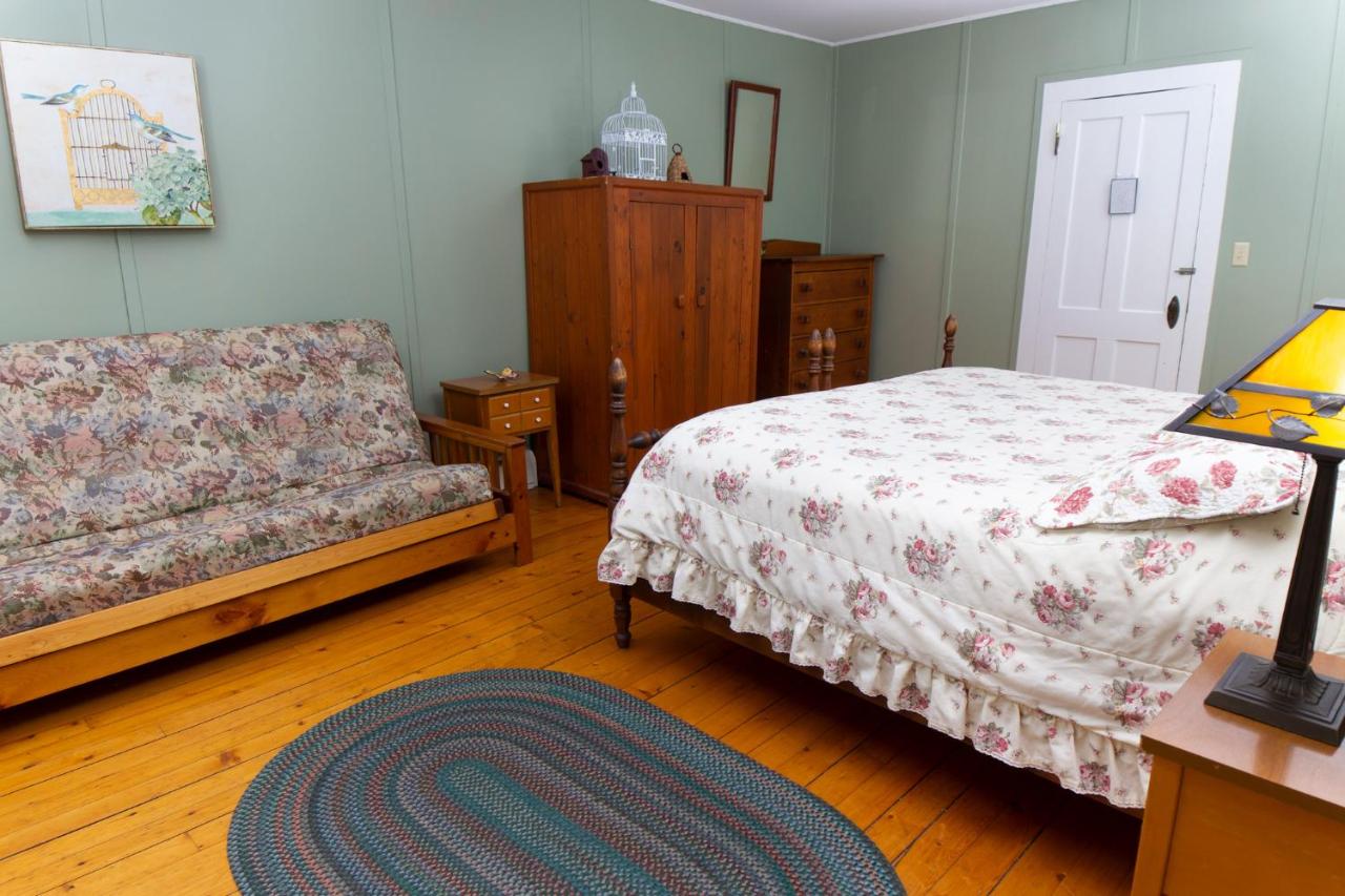 | Trails End Inn