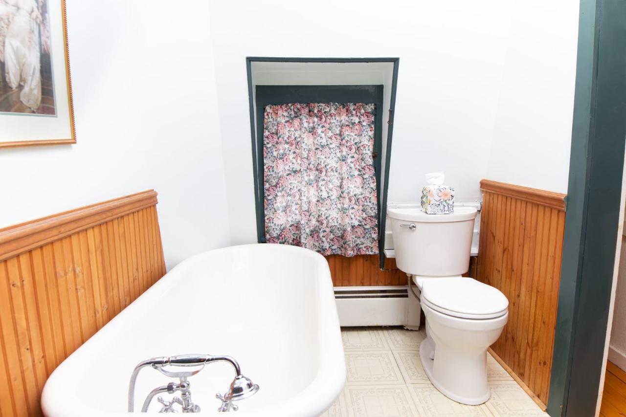 | Trails End Inn