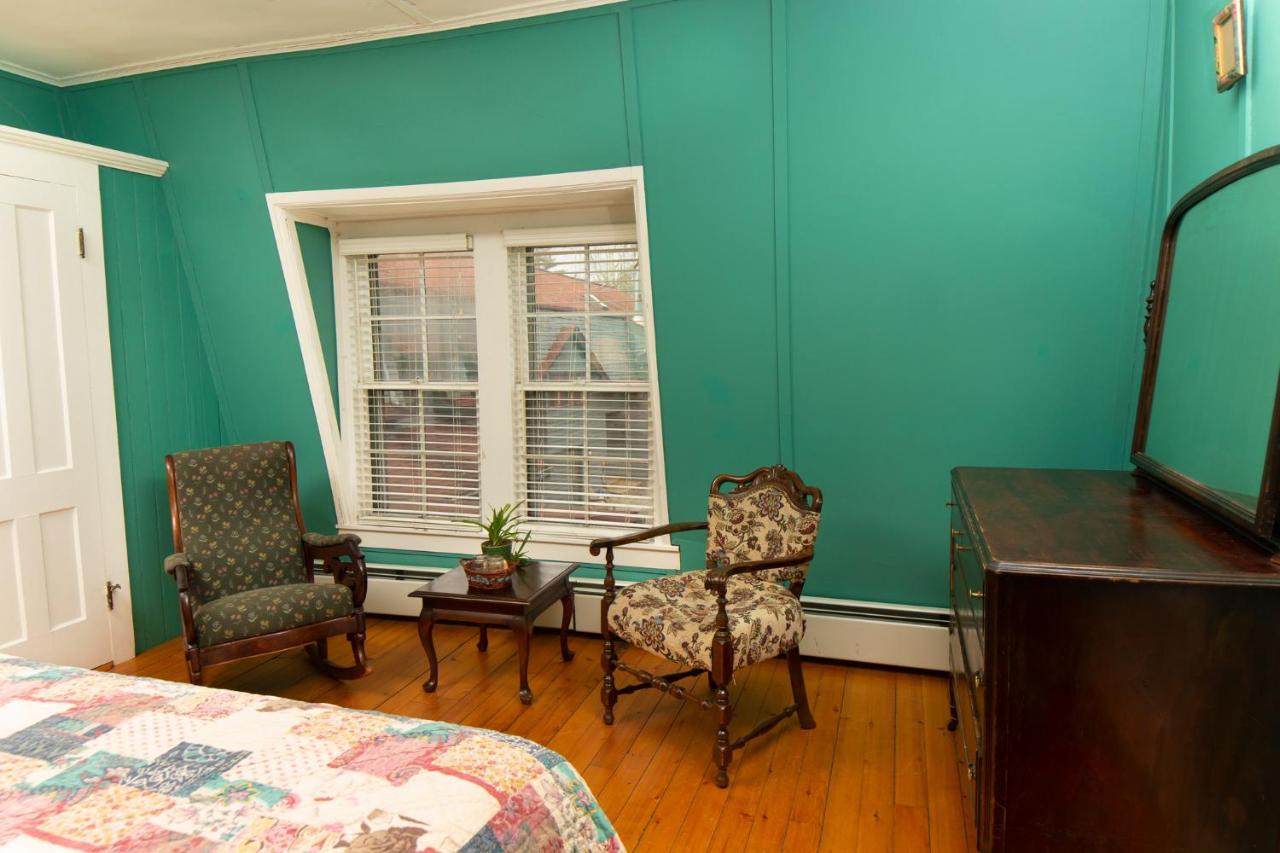 | Trails End Inn