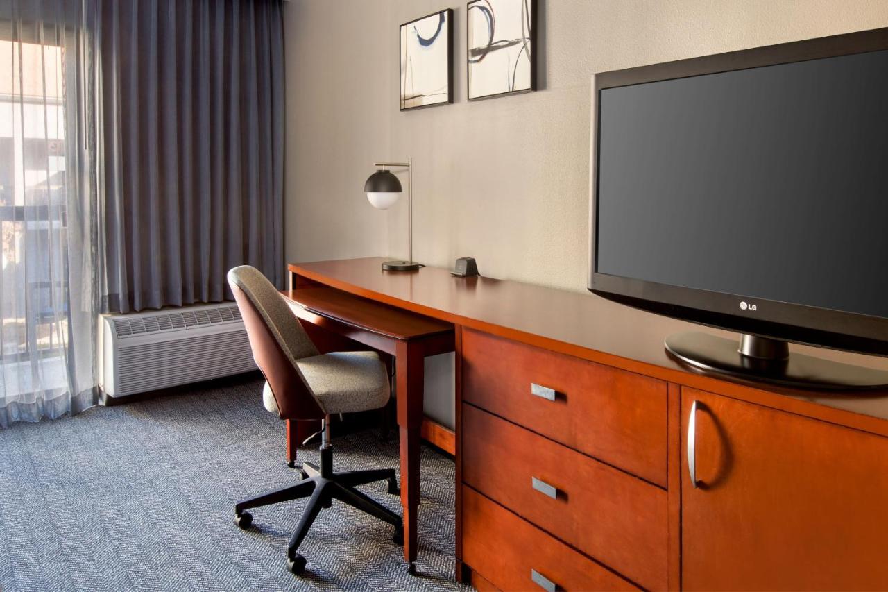 King Room with Sofa Bed at Courtyard by Marriott Tarrytown Westchester County