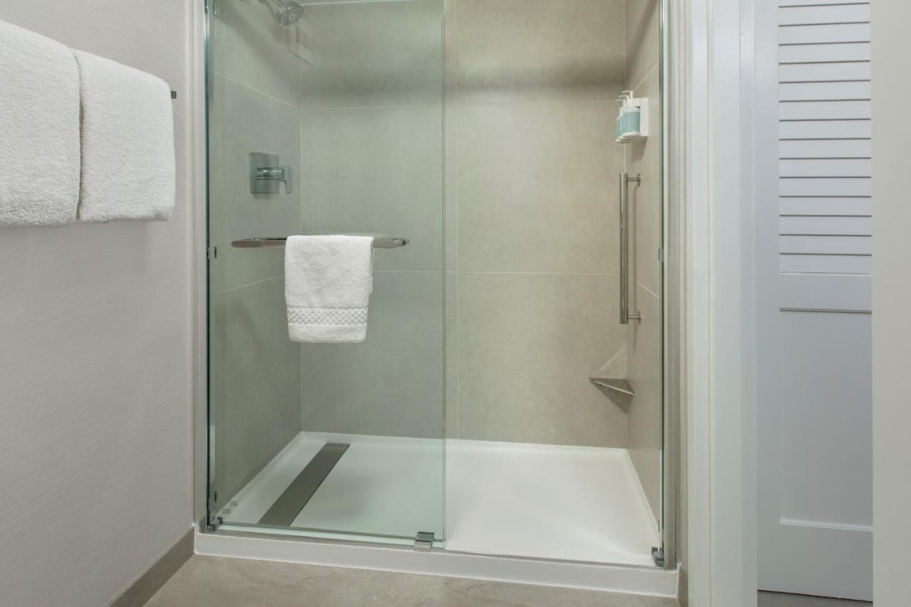 King Room with Sofa Bed at Courtyard by Marriott Tarrytown Westchester County