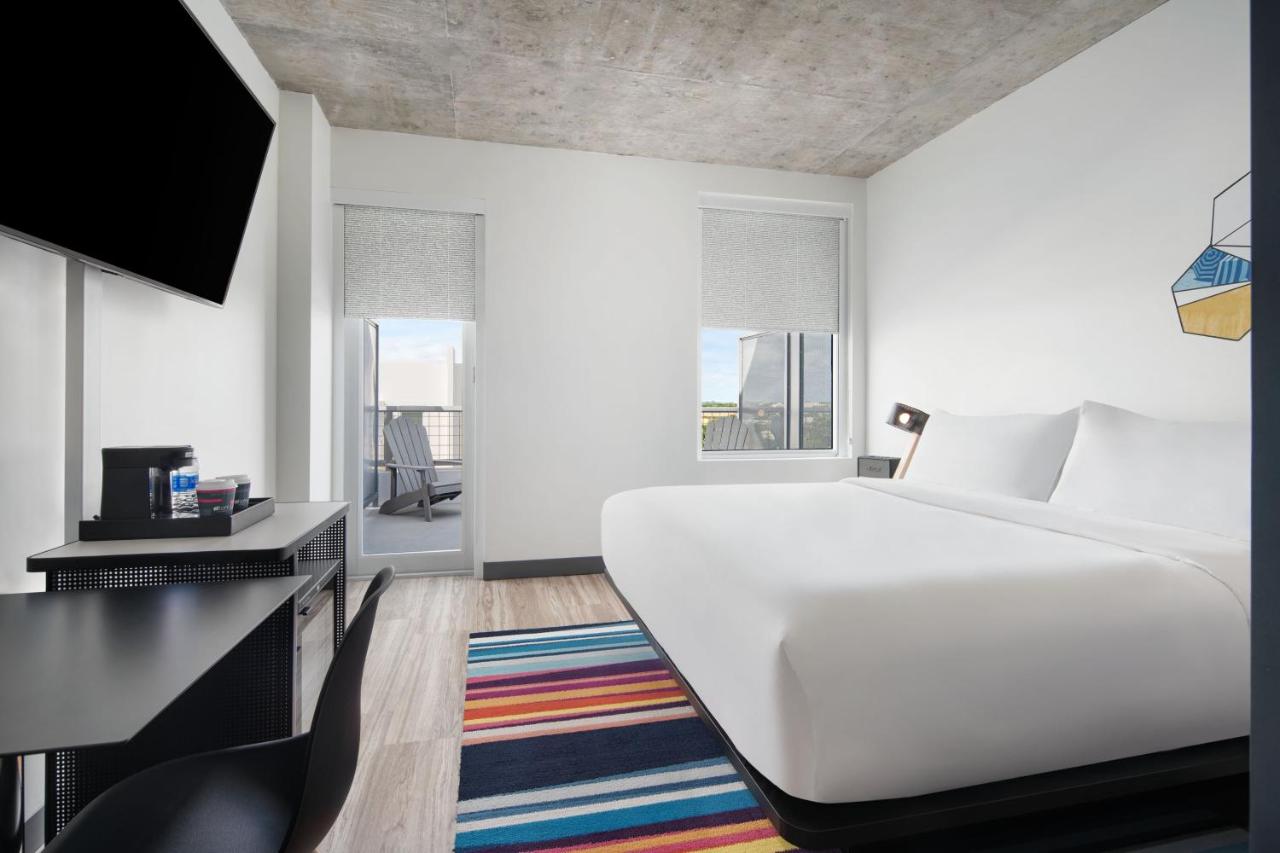 Guest room, 1 King, Coastline view at Aloft by Marriott Delray Beach