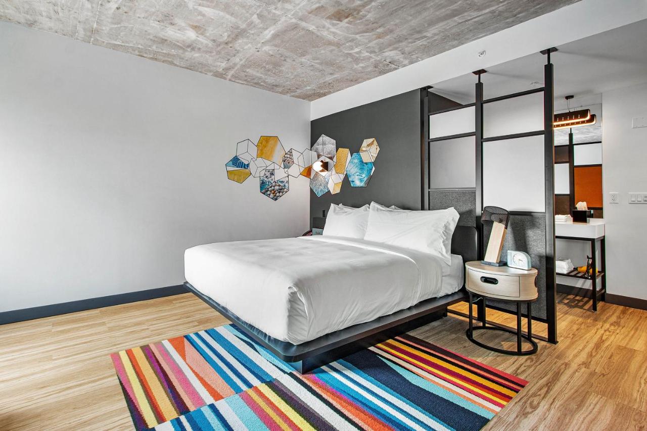 Guest room, 1 King, Coastline view at Aloft by Marriott Delray Beach
