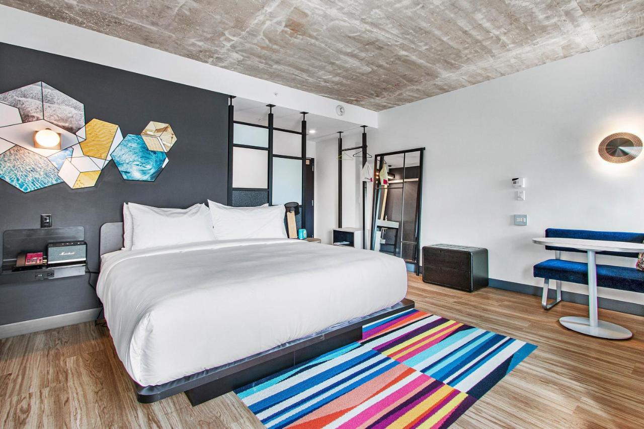 Guest room, 1 King, Coastline view at Aloft by Marriott Delray Beach