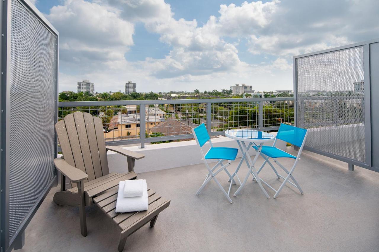 Guest room, 1 King, Coastline view, Balcony at Aloft by Marriott Delray Beach