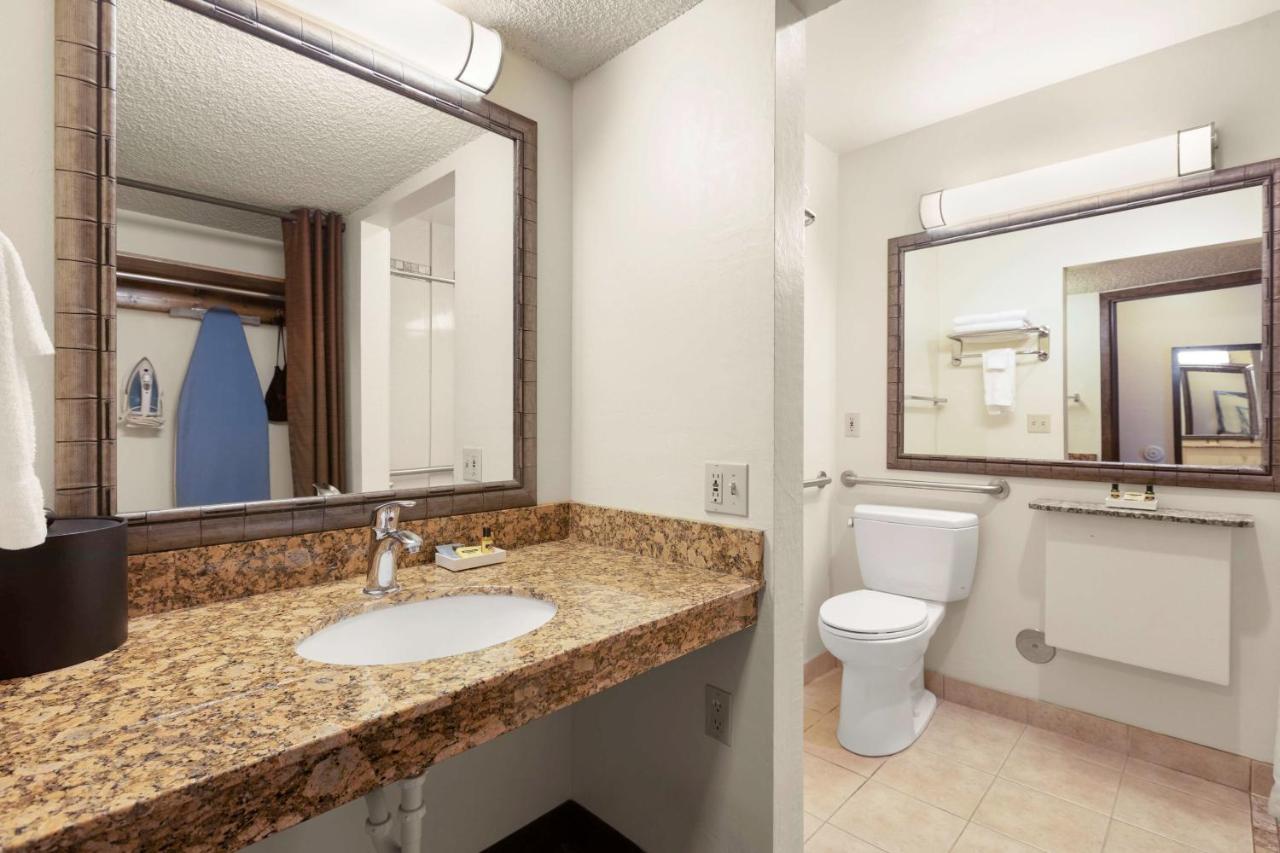 King Room with Roll In Shower-Disabilty Access at Best Western Plus Tree House