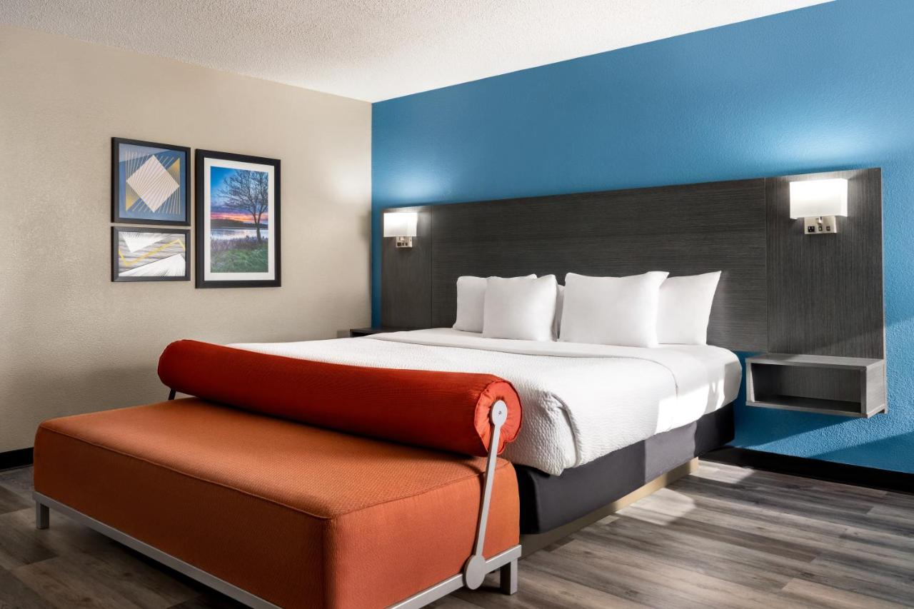 Executive King Room at La Quinta Inn & Suites by Wyndham Chicago Tinley Park