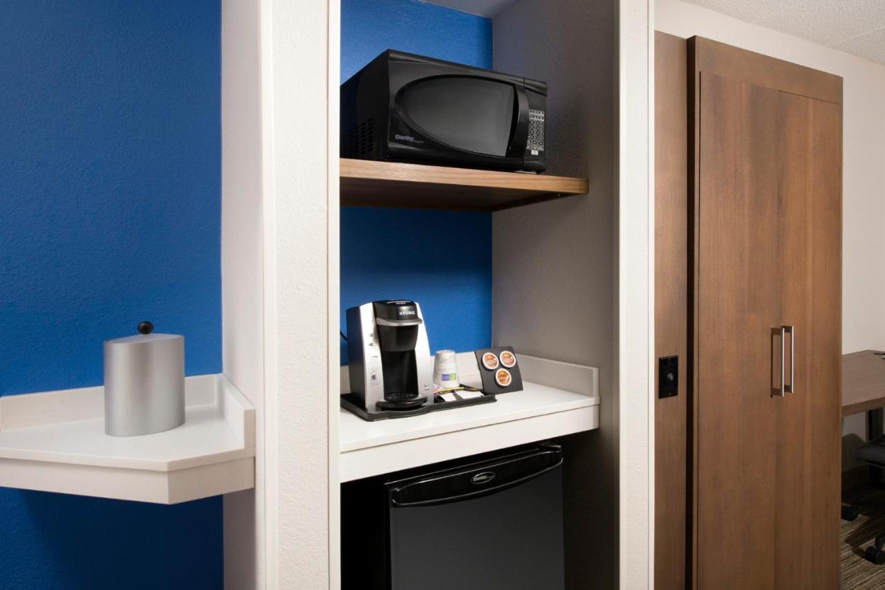 Deluxe Suite - Hearing Accessible - Non-Smoking at Holiday Inn Express & Suites Baltimore - BWI Airport North by IHG
