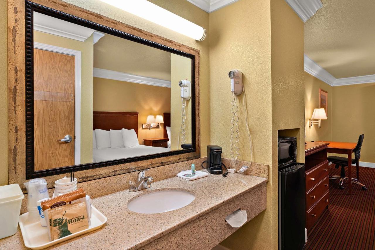 Queen Room with Two Queen Beds - Non Smoking at Best Western Willits Inn