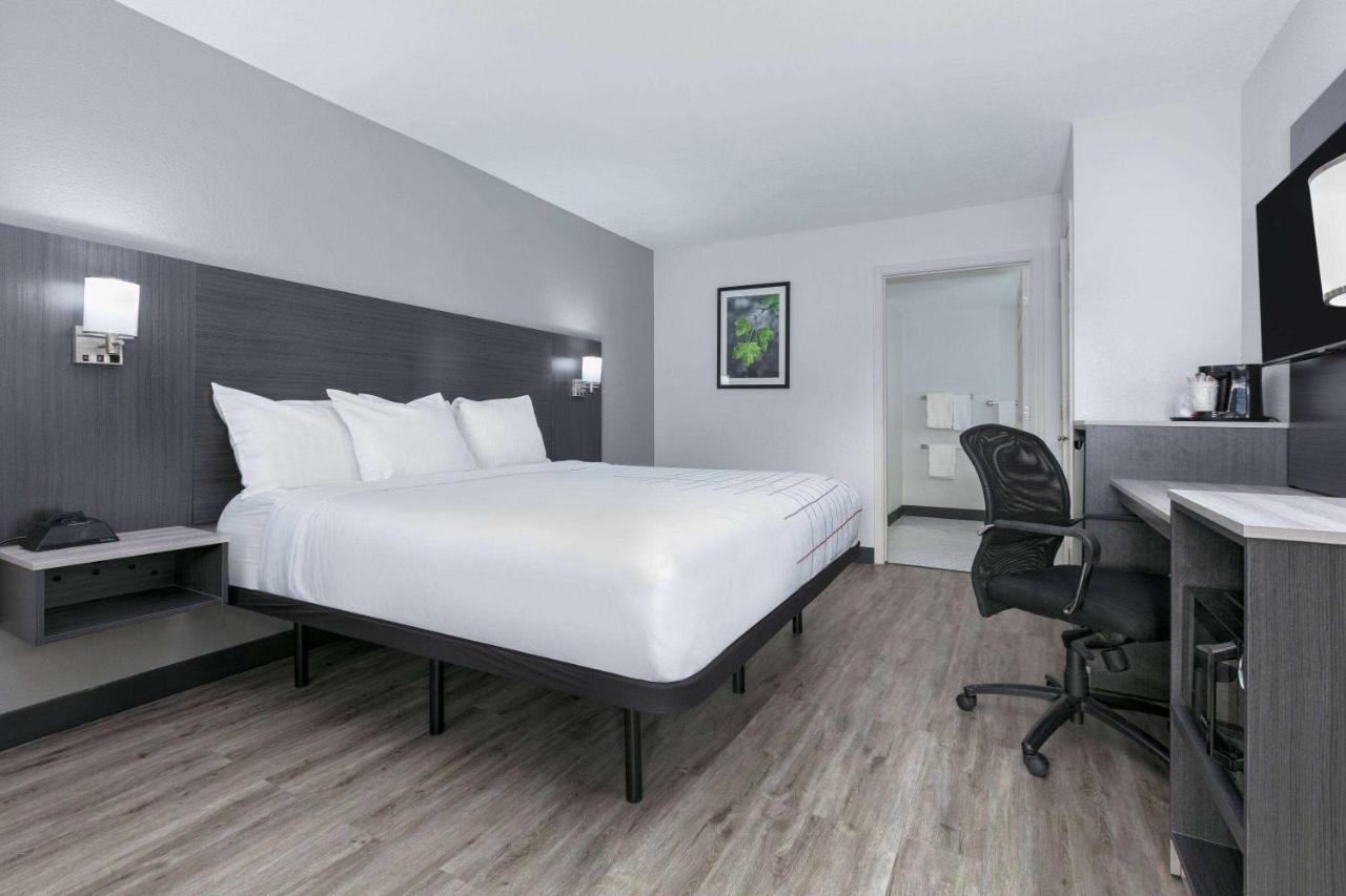 King Room with Bath Tub - Mobility Accessible/Non-Smoking at La Quinta Inn by Wyndham Dallas Uptown