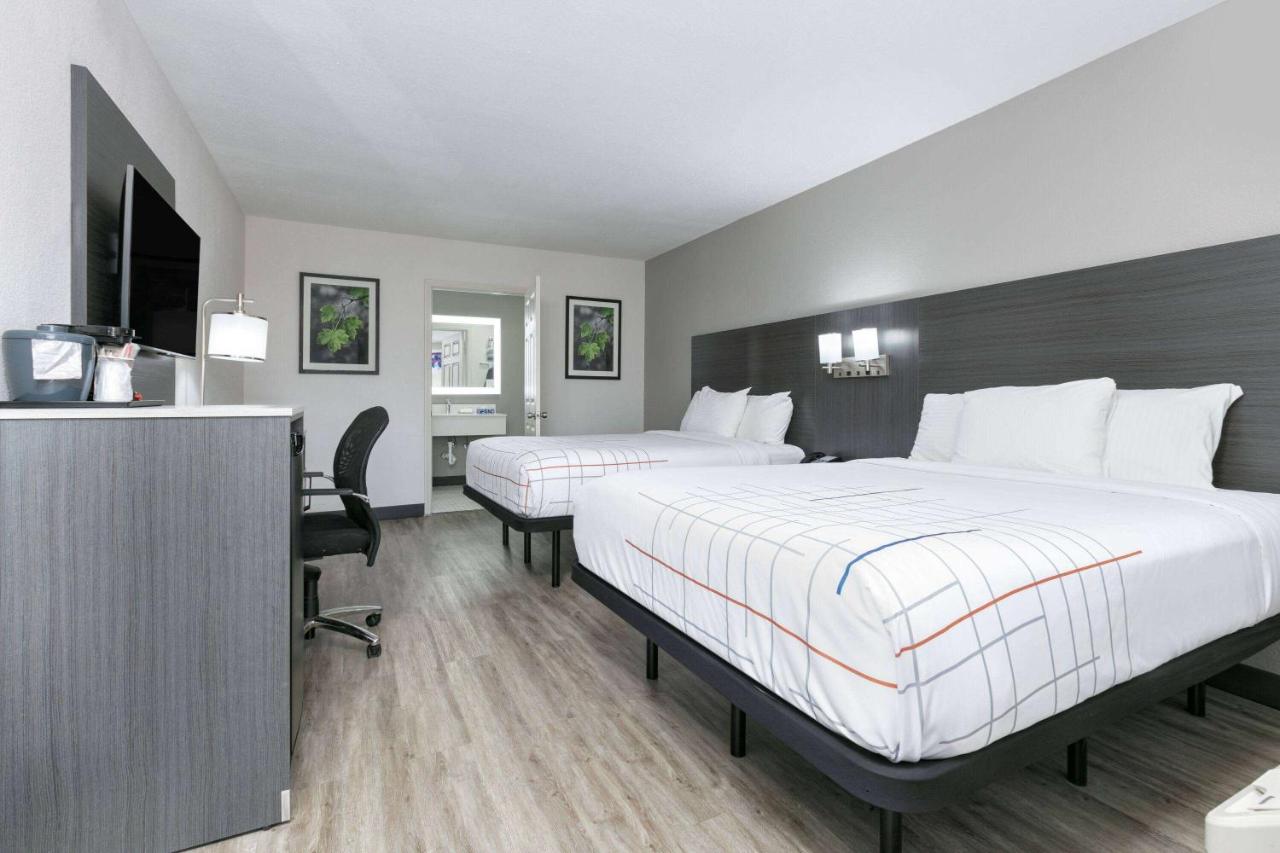 Double Room with Two Double Beds and Bath Tub - Mobilty Accessible/Non-Smoking at La Quinta Inn by Wyndham Dallas Uptown