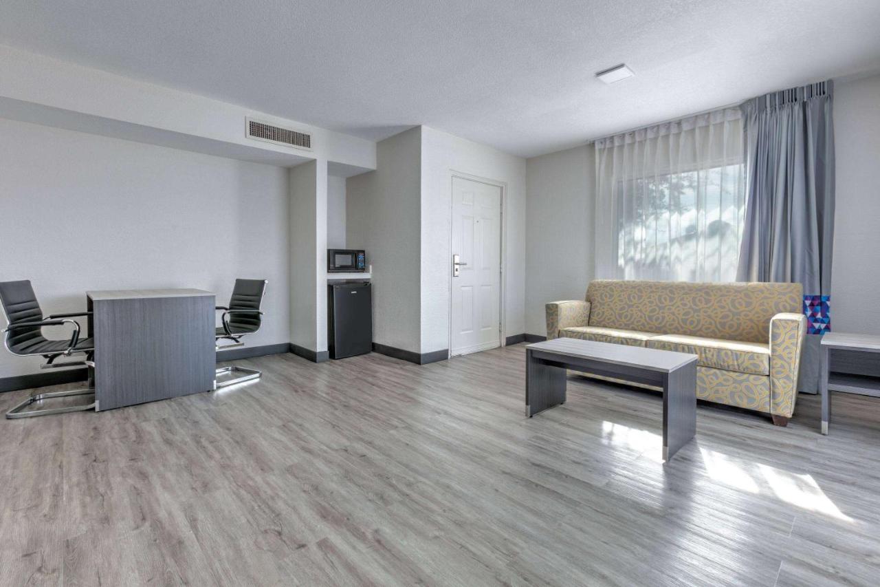 King Suite - Non-Smoking at La Quinta Inn by Wyndham Dallas Uptown