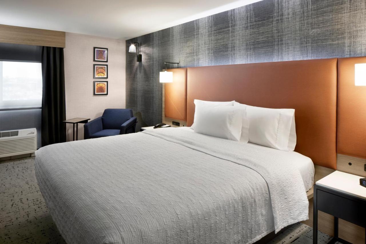 King Room at Hampton Inn Newark Airport