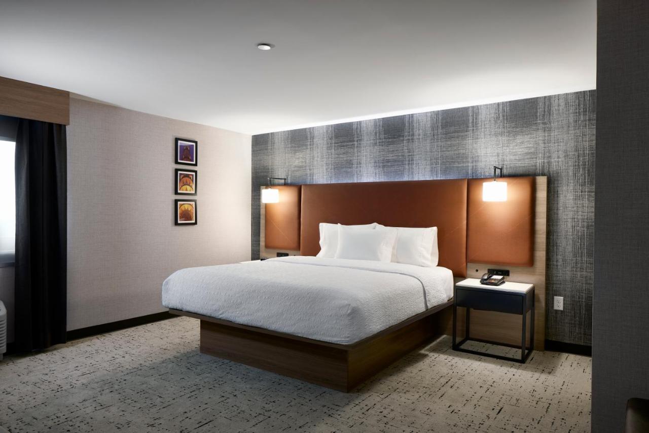 King Room at Hampton Inn Newark Airport