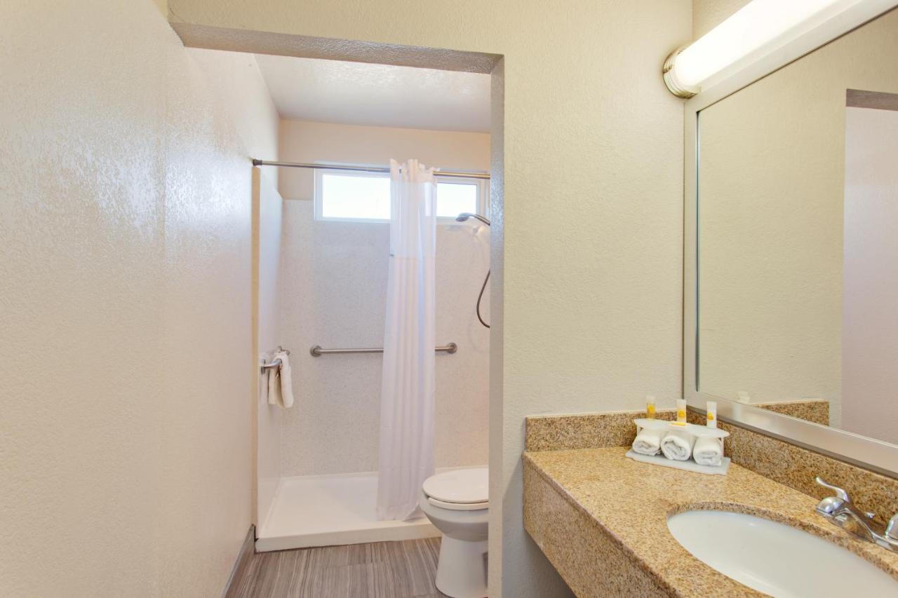 King Room - Disability Access/Non-Smoking at Days Inn by Wyndham Chowchilla Gateway to Yosemite