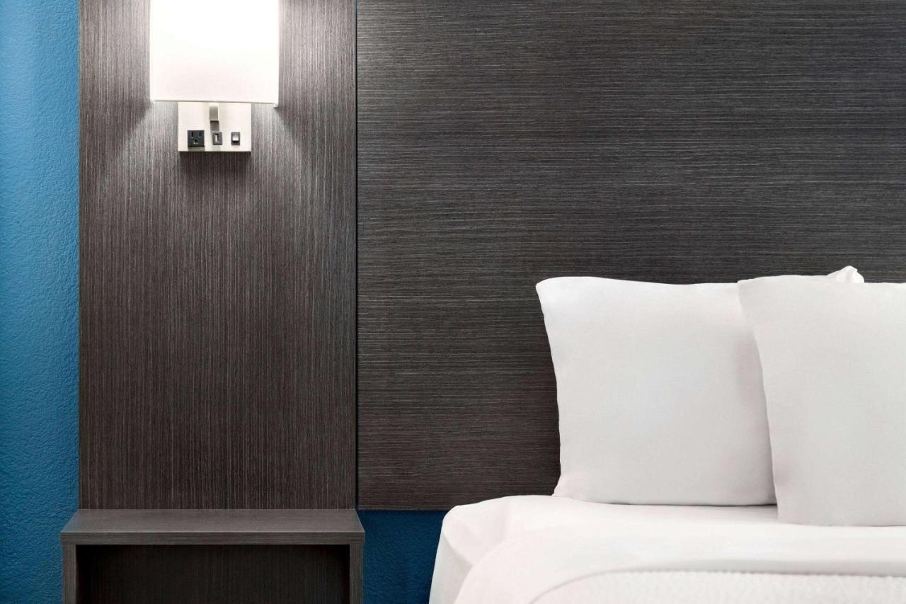 Executive King Room at La Quinta Inn & Suites by Wyndham Chicago Tinley Park