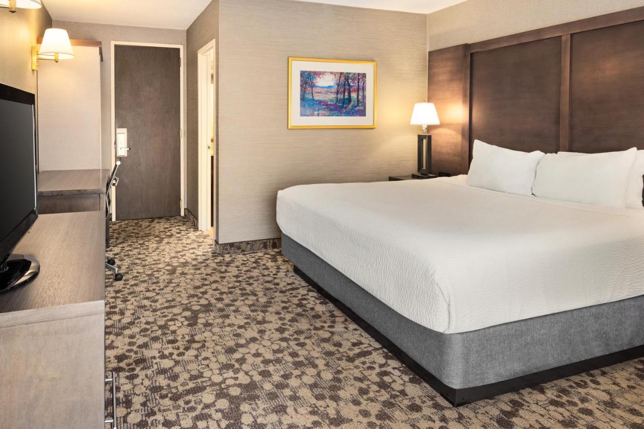 King Room - Non-Smoking at Ramada Plaza by Wyndham Portland