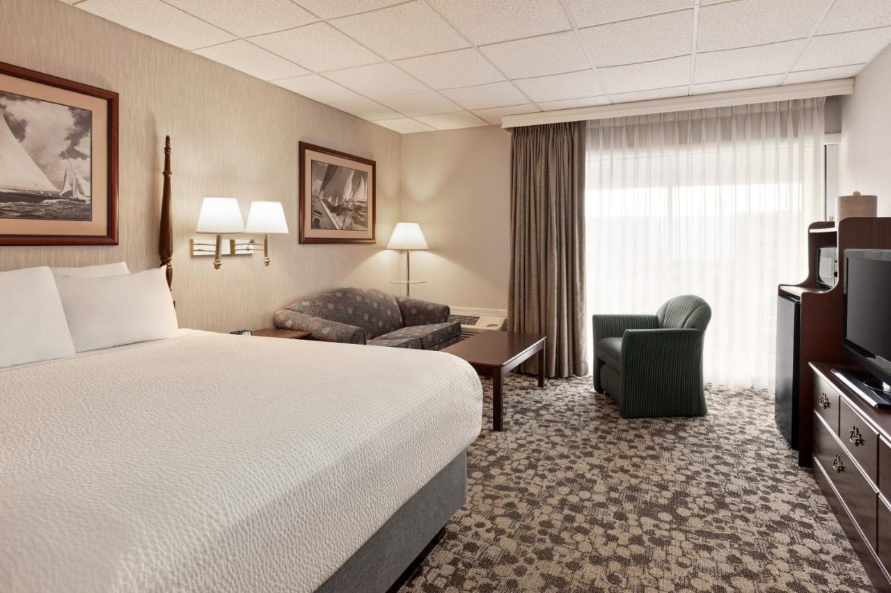 Business Queen Room - Non-Smoking at Ramada Plaza by Wyndham Portland