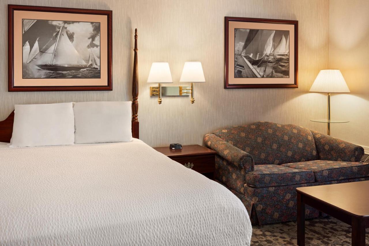 Business Queen Room - Non-Smoking at Ramada Plaza by Wyndham Portland