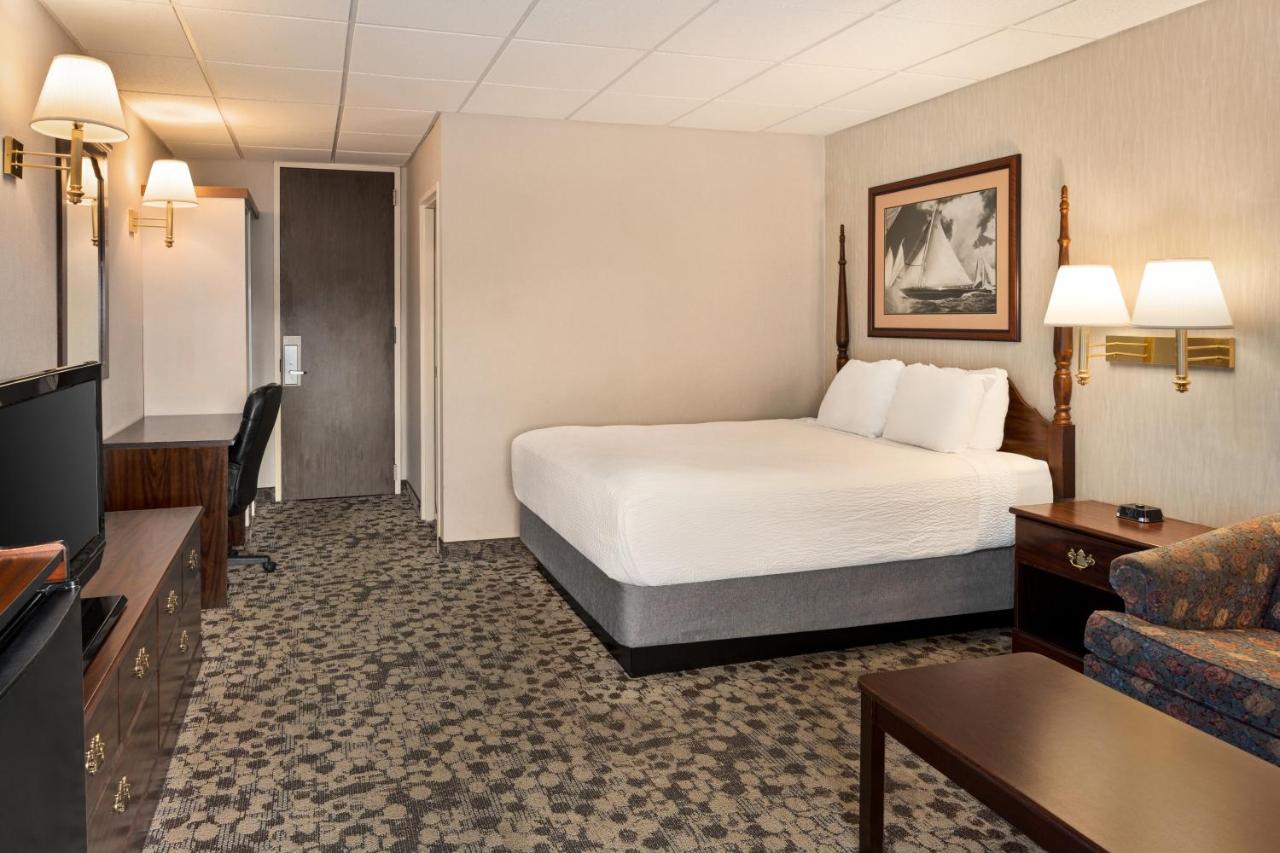 Business Queen Room - Non-Smoking at Ramada Plaza by Wyndham Portland