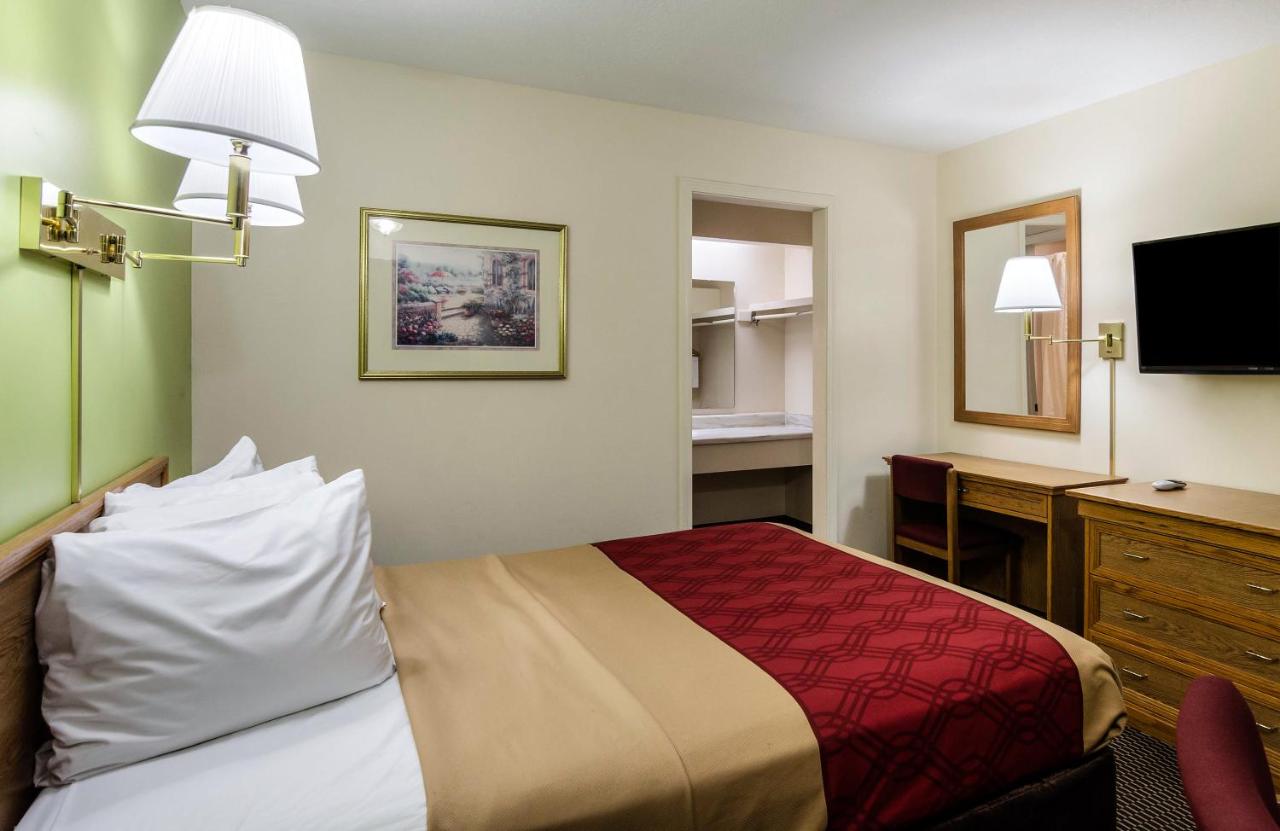 Queen Room - Non-Smoking at Econo Lodge Lawrence near University