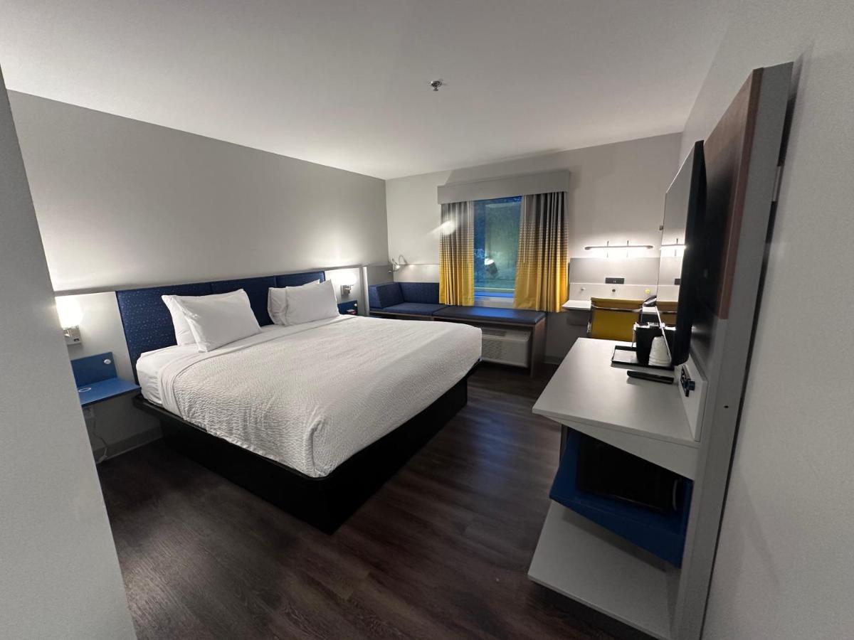 King Room - Non-Smoking at Microtel Inn & Suites By Wyndham Rehoboth Beach
