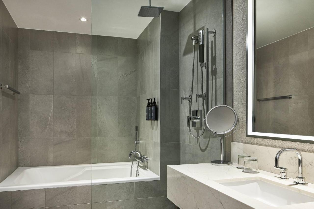 Grand Deluxe, Larger Guest room, 1 King, Balcony at The Westin Bellevue